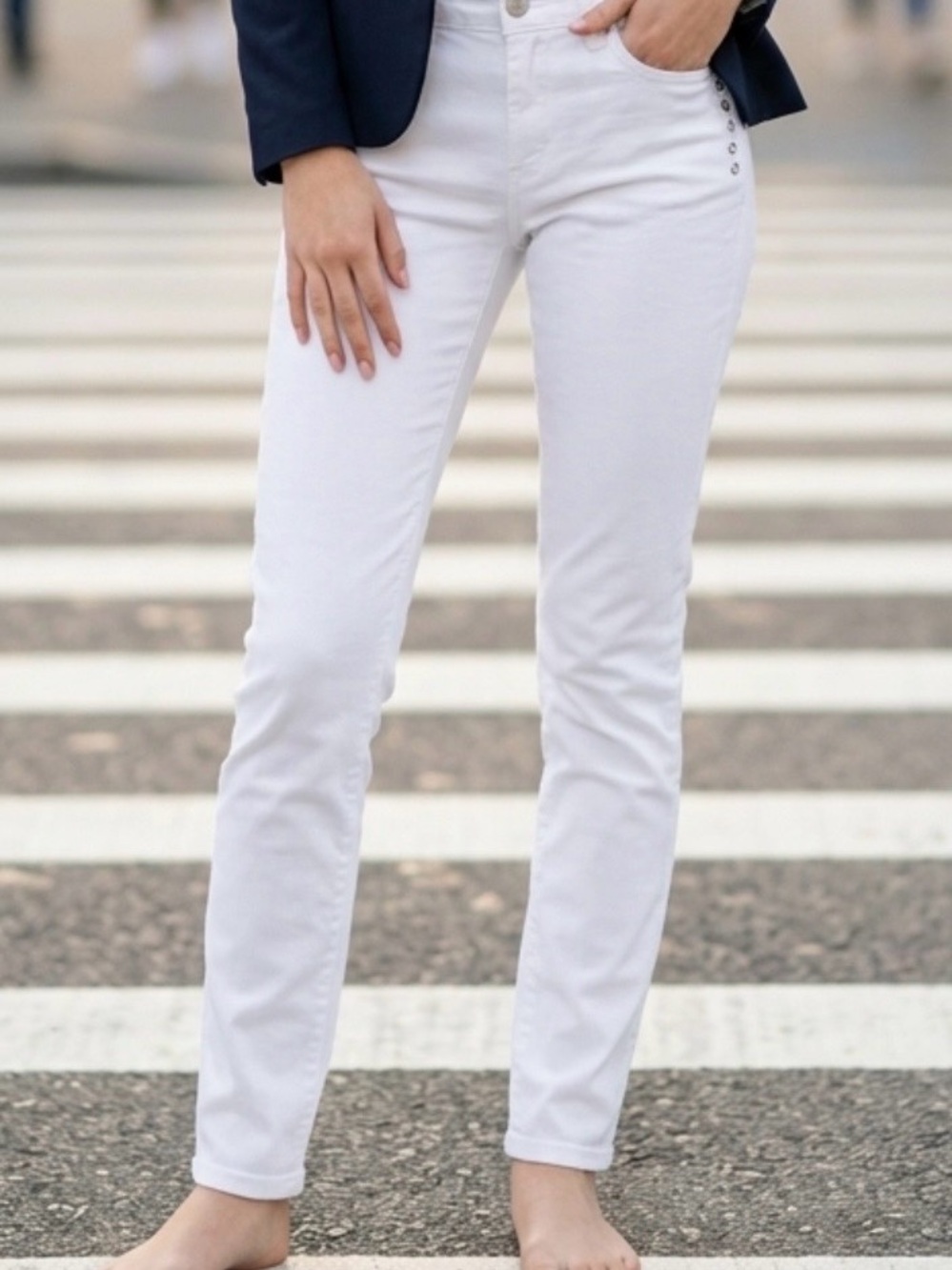 SATURDAYS Women's/juniors white Skinny Jeans with Button Detail. Size 15,